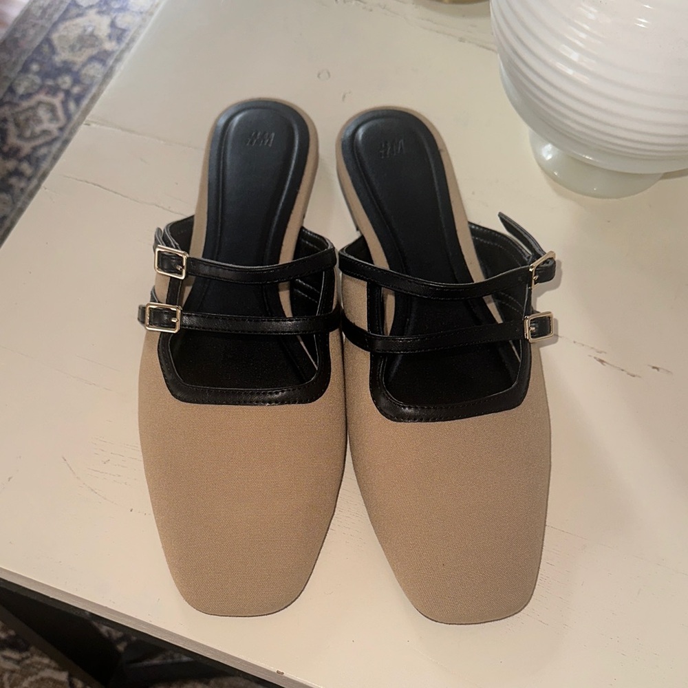 H&M Women's Black and Tan Mules